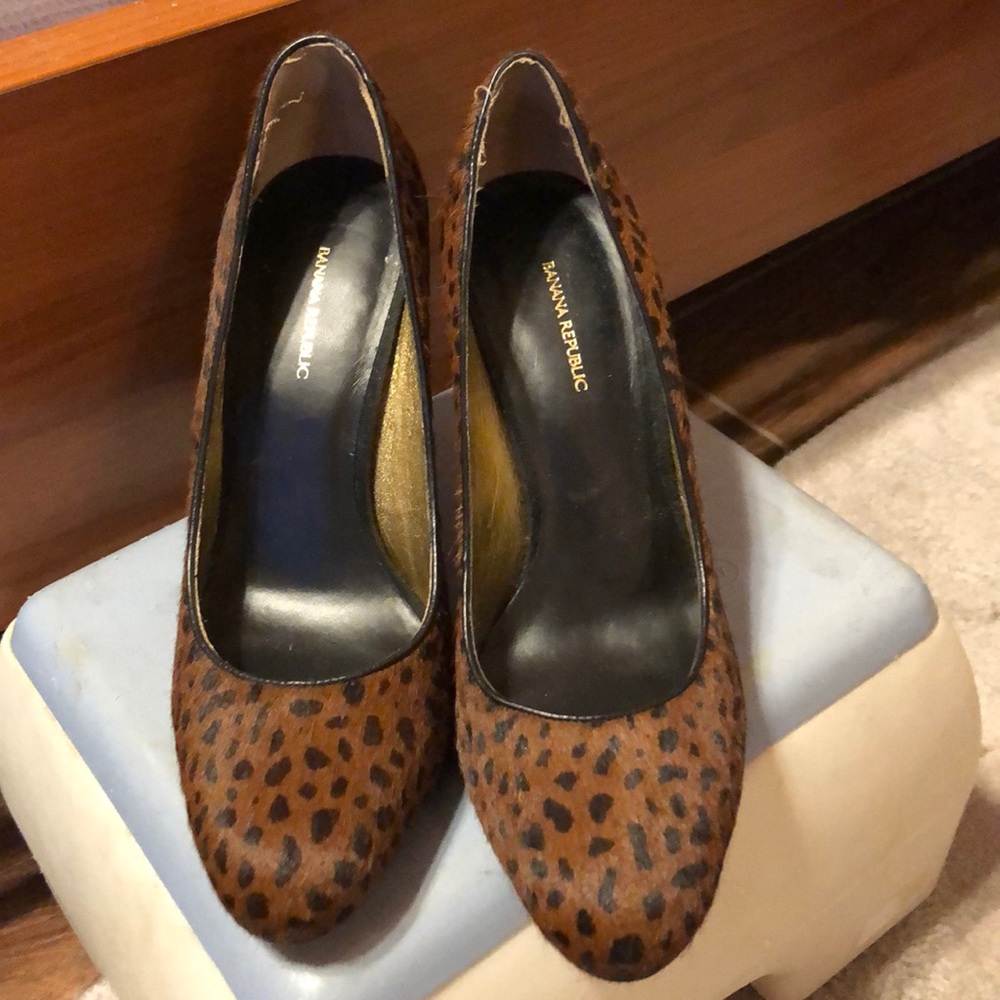 Animal skin leather pump.